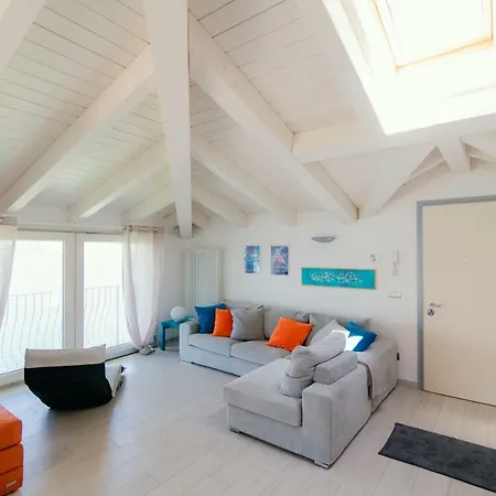 La Casa Del Lago-first Floor Feriehus Dervio